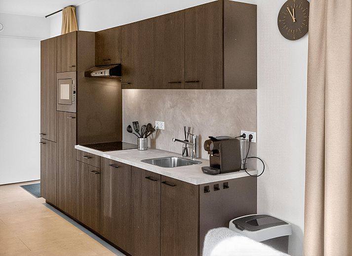 Freistehendes Haus in Nijkerk an der Veluwe, Gelderland, mit modernen Holzausbauten, umgeben von Natur und einer gemtlichen Terrasse.