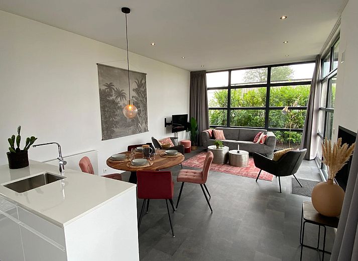 Modernes Wohnzimmer im freistehenden Haus in Nijkerk, Veluwe, mit grozgiger Sitzecke und Blick auf die grne Umgebung in Gelderland.