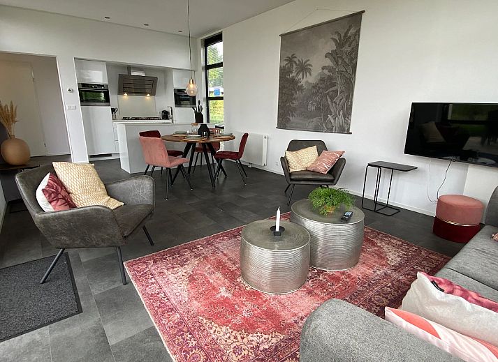 Modernes Wohnzimmer im freistehenden Haus in Nijkerk, Veluwe, mit grozgiger Sitzecke und Blick auf die grne Umgebung in Gelderland.