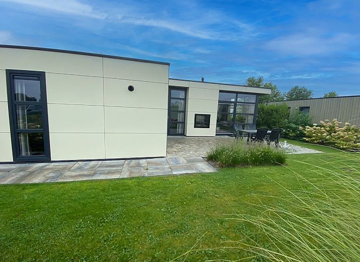 Stilvolles Wohnzimmer in einem freistehenden Haus in Nijkerk, Veluwe, Gelderland, mit moderner Einrichtung und gemtlicher Sitzecke.