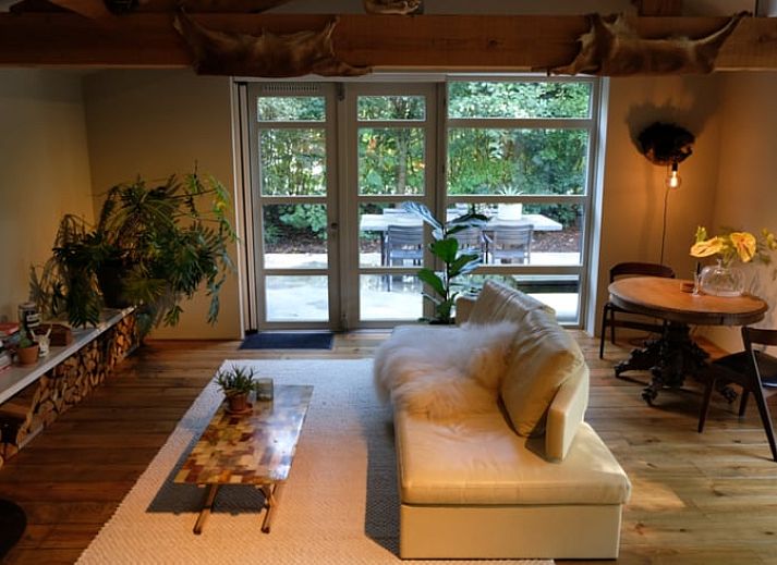 Gezellige woonkamer met houtkachel in Vakantiehuisje in Nijkerk, Veluwe, Gelderland.