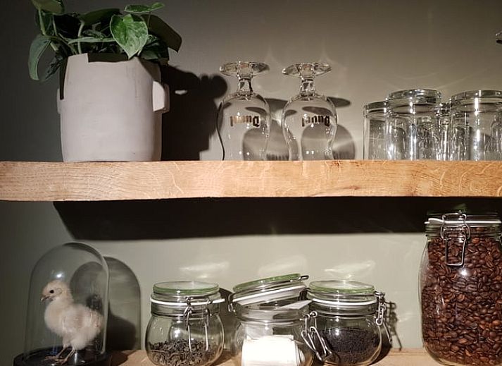 Lichte woonkamer met uitzicht op tuin in Vakantiehuisje in Nijkerk, Veluwe, Gelderland.