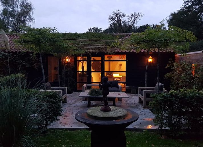 Stijlvolle eetkamertafel met bloemen in Vakantiehuisje in Nijkerk, Veluwe, Gelderland.