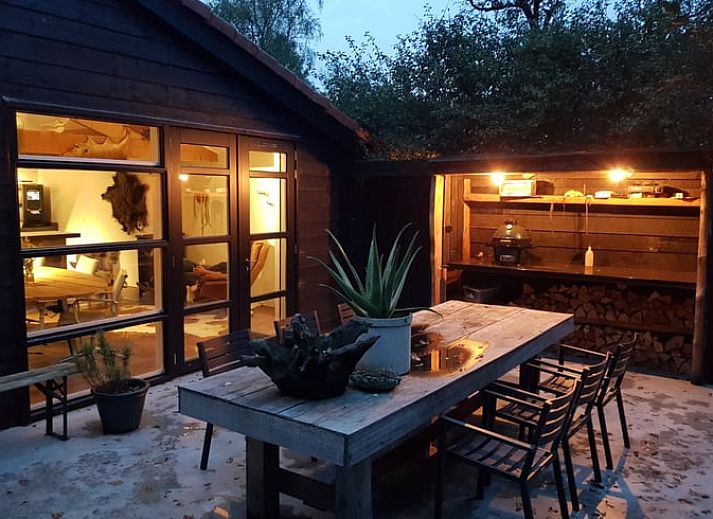 Stijlvolle eetkamertafel met bloemen in Vakantiehuisje in Nijkerk, Veluwe, Gelderland.