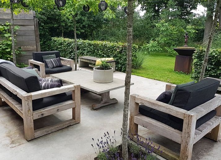 Stijlvolle eetkamertafel met bloemen in Vakantiehuisje in Nijkerk, Veluwe, Gelderland.