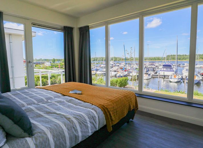 Vakantiehuis Villa Meerzicht 10 in Nijkerk, Veluwe met moderne architectuur en ruime tuin in Gelderland.