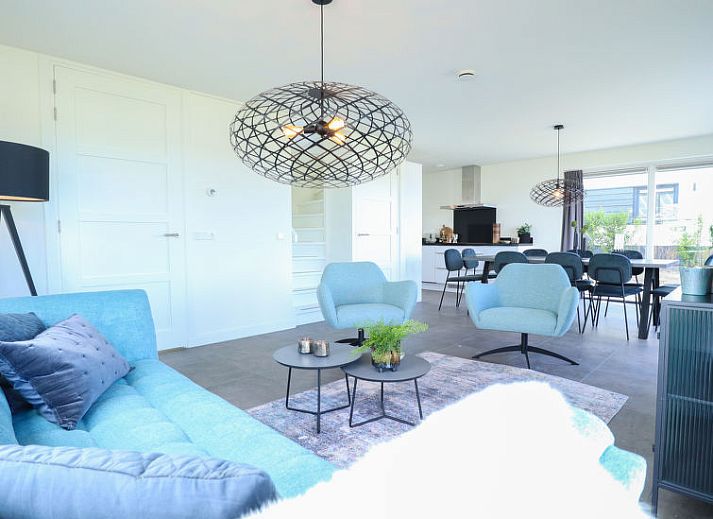 Stijlvolle woonkamer van Vakantiehuis Villa Meerzicht 10 in Nijkerk, Veluwe, Gelderland met comfortabele zithoek.