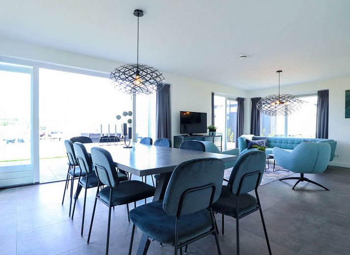 Stijlvolle woonkamer van Vakantiehuis Villa Meerzicht 10 in Nijkerk, Veluwe, Gelderland met comfortabele zithoek.