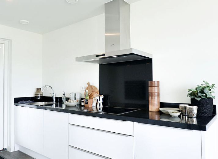 Stijlvolle woonkamer van Vakantiehuis Villa Meerzicht 10 in Nijkerk, Veluwe, Gelderland met comfortabele zithoek.