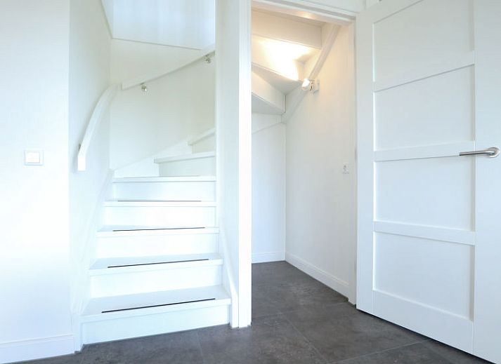 Stijlvolle woonkamer van Vakantiehuis Villa Meerzicht 10 in Nijkerk, Veluwe, Gelderland met comfortabele zithoek.