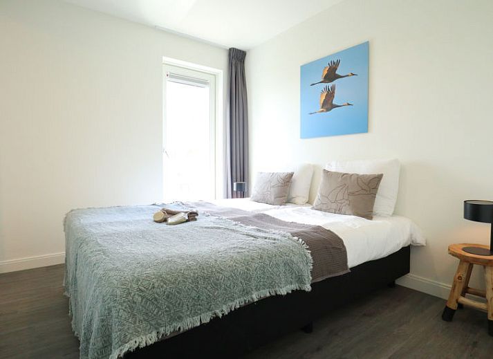 Eetruimte met elegante tafel in Vakantiehuis Villa Meerzicht 10, Nijkerk, Veluwe, Gelderland voor gezellige diners.