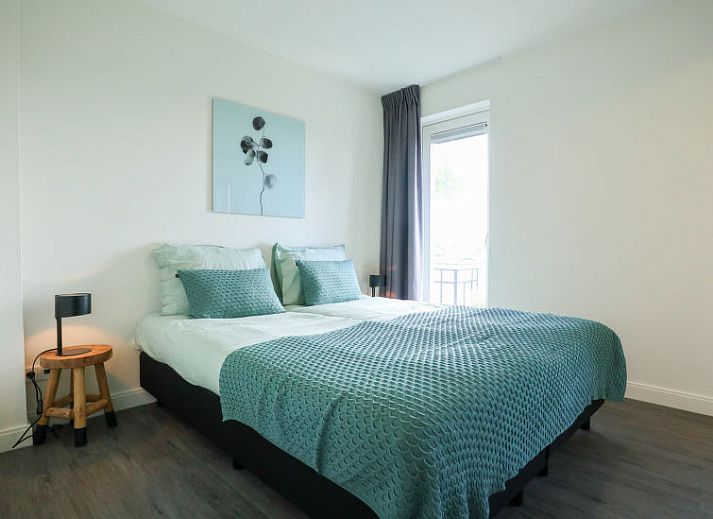 Eetruimte met elegante tafel in Vakantiehuis Villa Meerzicht 10, Nijkerk, Veluwe, Gelderland voor gezellige diners.