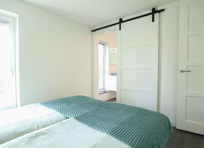 Eetruimte met elegante tafel in Vakantiehuis Villa Meerzicht 10, Nijkerk, Veluwe, Gelderland voor gezellige diners.