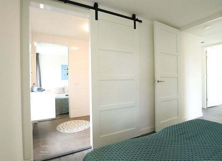 Slaapkamer in Vakantiehuis Villa Meerzicht 10, Nijkerk, Veluwe, Gelderland met comfortabel tweepersoonsbed en modern interieur.