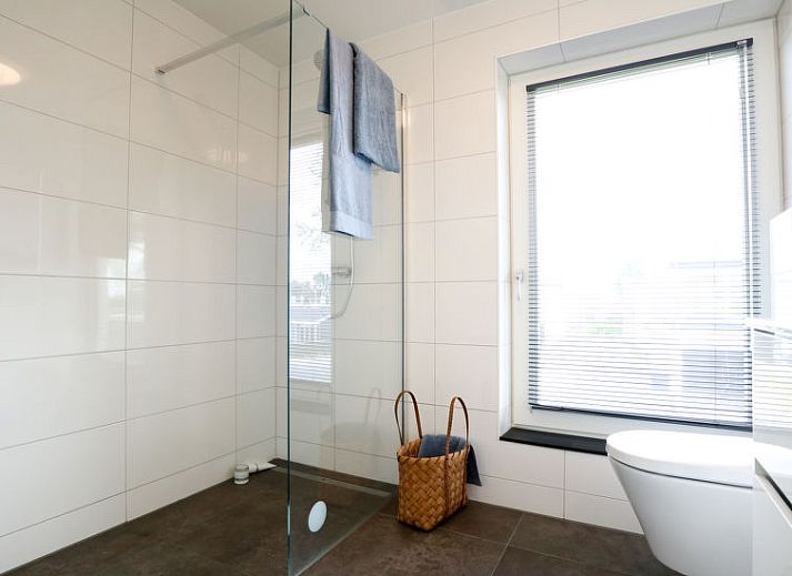 Slaapkamer in Vakantiehuis Villa Meerzicht 10, Nijkerk, Veluwe, Gelderland met comfortabel tweepersoonsbed en modern interieur.