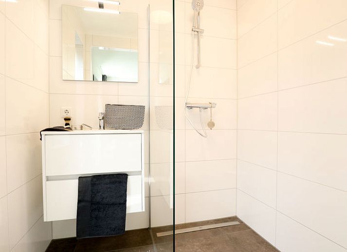 Slaapkamer in Vakantiehuis Villa Meerzicht 10, Nijkerk, Veluwe, Gelderland met comfortabel tweepersoonsbed en modern interieur.