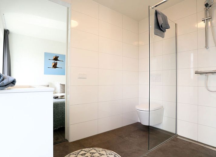 Slaapkamer in Vakantiehuis Villa Meerzicht 10, Nijkerk, Veluwe, Gelderland met comfortabel tweepersoonsbed en modern interieur.