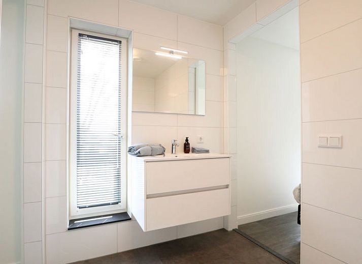 Slaapkamer in Vakantiehuis Villa Meerzicht 10, Nijkerk, Veluwe, Gelderland met comfortabel tweepersoonsbed en modern interieur.