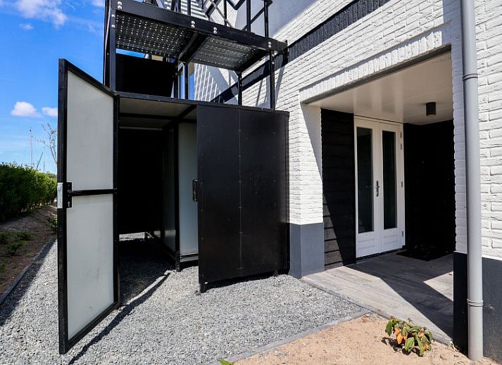 Uitzicht op de haven vanuit slaapkamer van Vakantiehuis Villa Meerzicht 10 in Nijkerk, Veluwe, Gelderland.