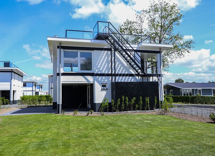 Uitzicht op de haven vanuit slaapkamer van Vakantiehuis Villa Meerzicht 10 in Nijkerk, Veluwe, Gelderland.