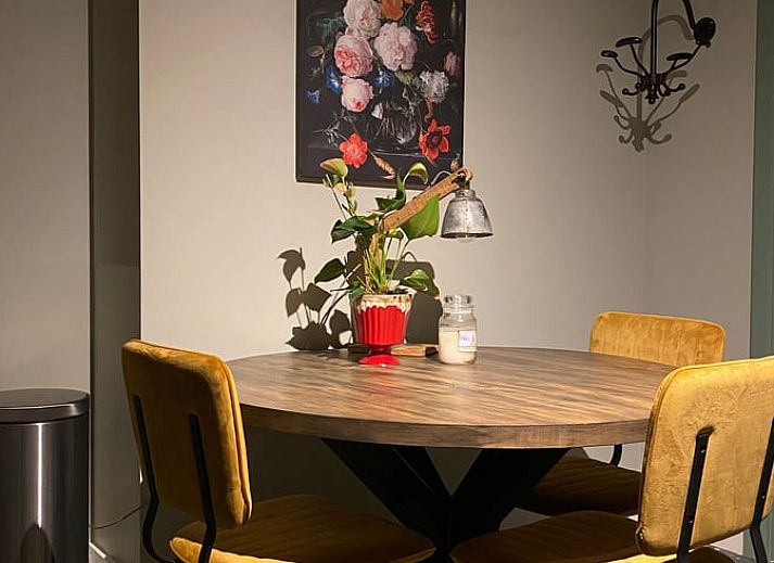 Gezellige woonkamer in Vakantiehuisje in Kootwijkerbroek, Veluwe, met comfortabele bank en decoratieve kussens.