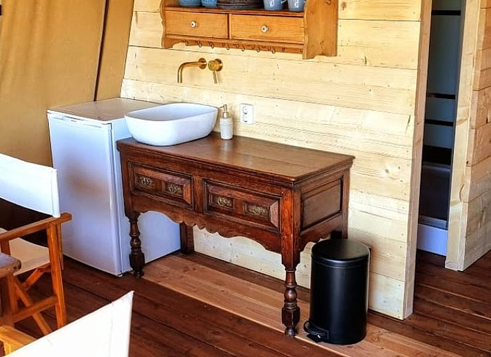 Veranda van het Vakantiehuis in Klarenbeek, een tenthuis op de Veluwe, met comfortabele stoelen.