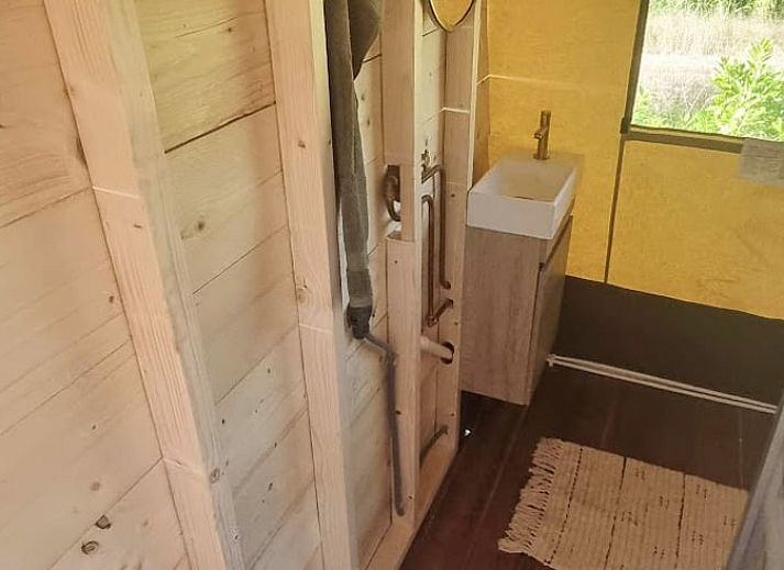 Veranda van het Vakantiehuis in Klarenbeek, een tenthuis op de Veluwe, met comfortabele stoelen.