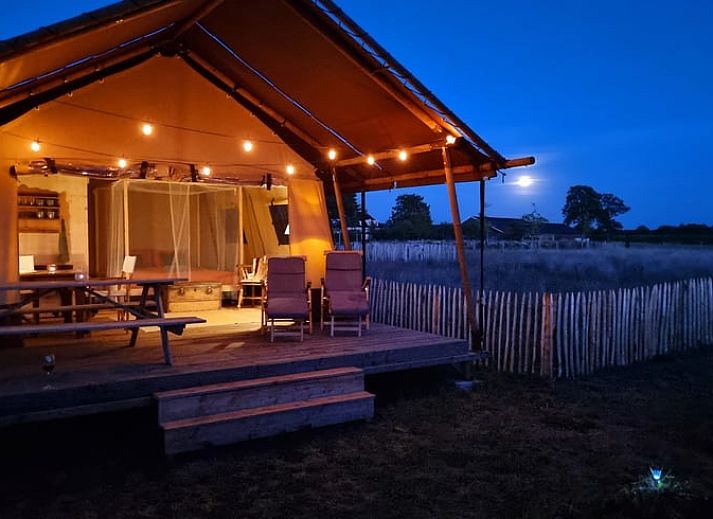 Veranda van het Vakantiehuis in Klarenbeek, een tenthuis op de Veluwe, met comfortabele stoelen.