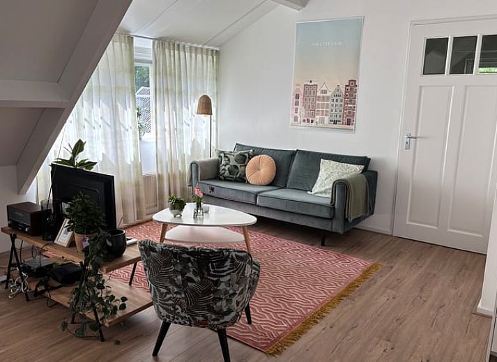 Charmant vakantiehuis Huisje in Klarenbeek omringd door kleurrijke bloemen in Veluwe, Gelderland.