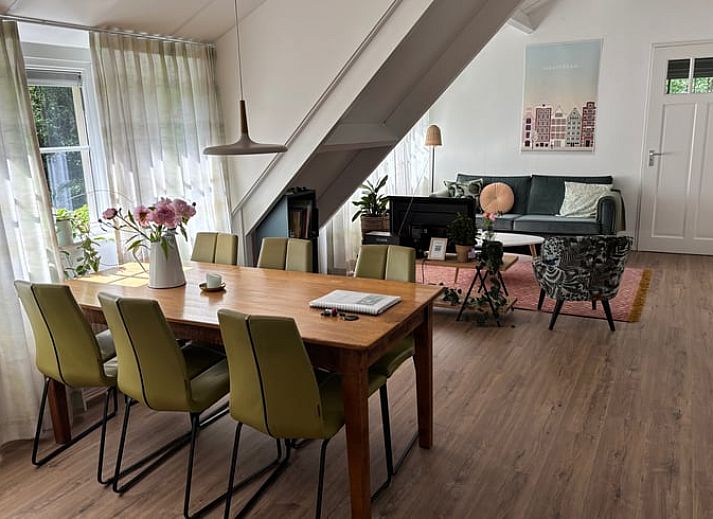 Charmant vakantiehuis Huisje in Klarenbeek omringd door kleurrijke bloemen in Veluwe, Gelderland.