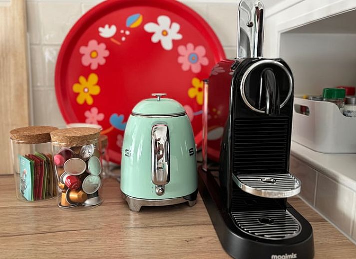 Charmant vakantiehuis Huisje in Klarenbeek omringd door kleurrijke bloemen in Veluwe, Gelderland.