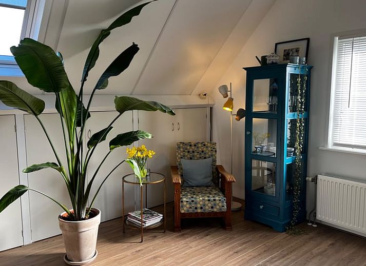 Stijlvolle woonkamer in Huisje in Klarenbeek, Veluwe met comfortabele bank en moderne inrichting.