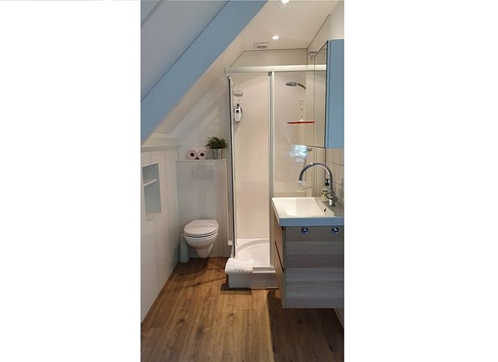 Stijlvolle woonkamer in Huisje in Klarenbeek, Veluwe met comfortabele bank en moderne inrichting.