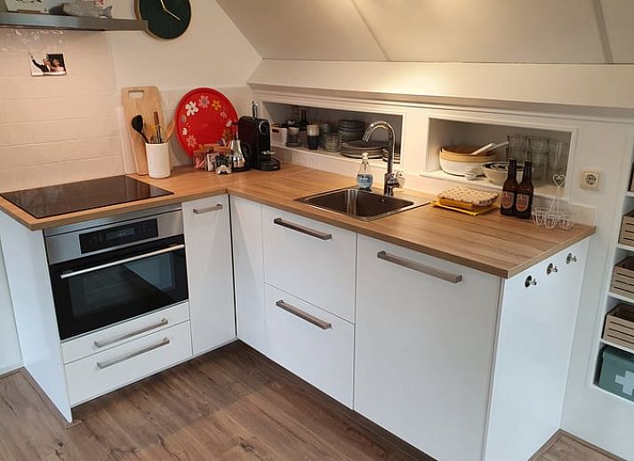 Stijlvolle woonkamer in Huisje in Klarenbeek, Veluwe met comfortabele bank en moderne inrichting.