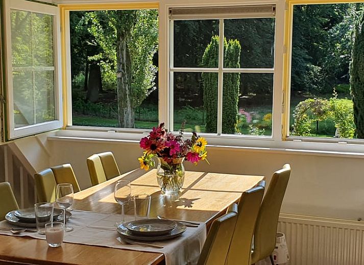 Stijlvolle woonkamer in Huisje in Klarenbeek, Veluwe met comfortabele bank en moderne inrichting.