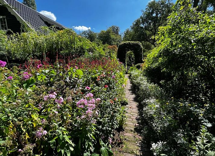 Gezellige slaapkamer in vakantiehuis Huisje in Klarenbeek, Veluwe met tweepersoonsbed en warme sfeer.