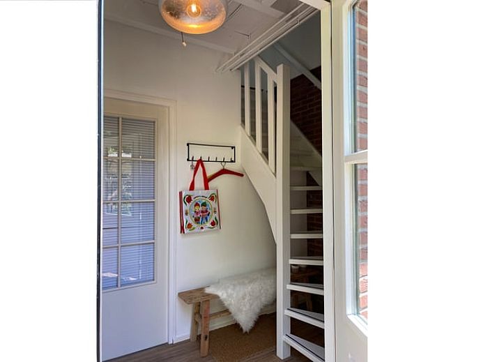 Gezellige slaapkamer in vakantiehuis Huisje in Klarenbeek, Veluwe met tweepersoonsbed en warme sfeer.