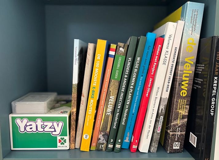 Gezellige slaapkamer in vakantiehuis Huisje in Klarenbeek, Veluwe met tweepersoonsbed en warme sfeer.