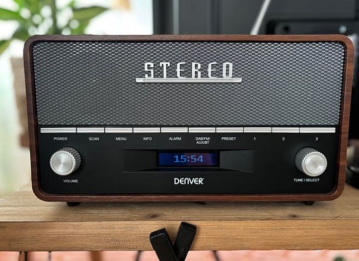 Gezellige slaapkamer in vakantiehuis Huisje in Klarenbeek, Veluwe met tweepersoonsbed en warme sfeer.