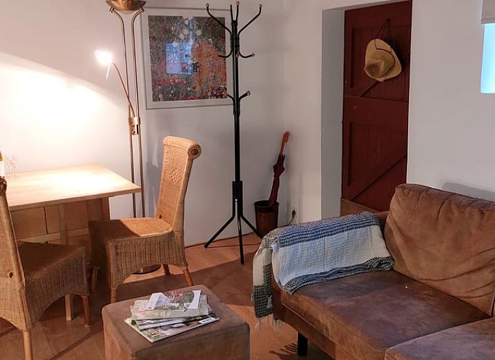 Eingang eines Ferienhauses in Klarenbeek, Veluwe, mit rustikaler Holztuer und umgebender Natur in Gelderland.