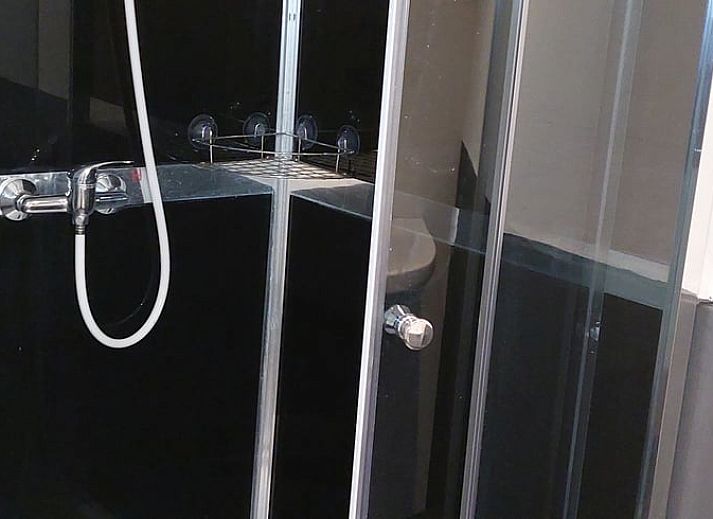 Eingang eines Ferienhauses in Klarenbeek, Veluwe, mit rustikaler Holztuer und umgebender Natur in Gelderland.