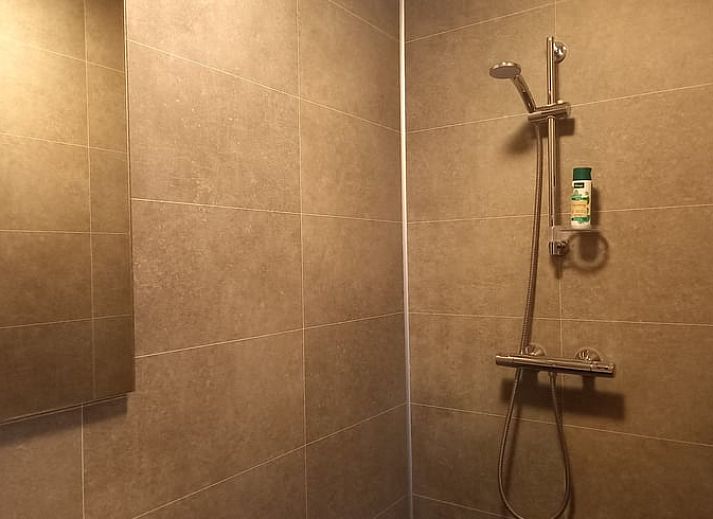 Gemuetlicher Innenbereich des Ferienhauses in Stroe, Veluwe, mit bequemen Sitzgelegenheiten.