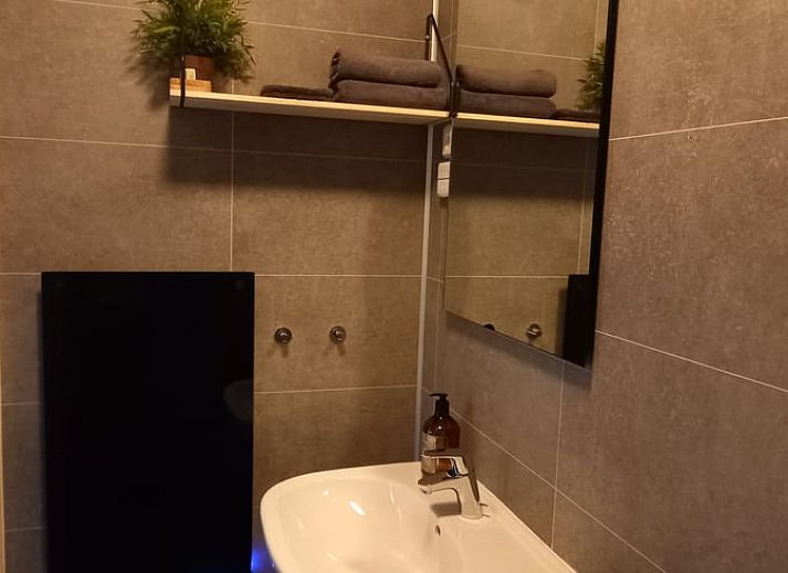 Gemuetlicher Innenbereich des Ferienhauses in Stroe, Veluwe, mit bequemen Sitzgelegenheiten.