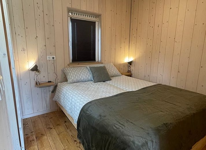 Twee vakantiehuisjes in Beemte Broekland, Veluwe, omringd door weelderige natuur in Gelderland.