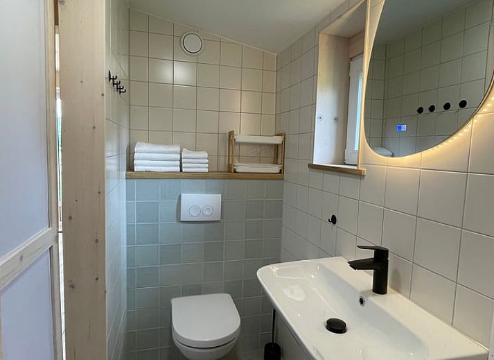 Vakantiehuisjes aan het water in Beemte Broekland, Veluwe, ideaal voor een ontspannen verblijf in Gelderland.