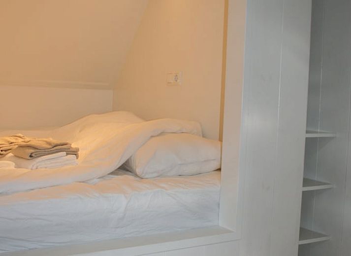 Geraeumige Terrasse am Ferienhaus in Hierden mit Blick auf die Natur der Veluwe, Gelderland.