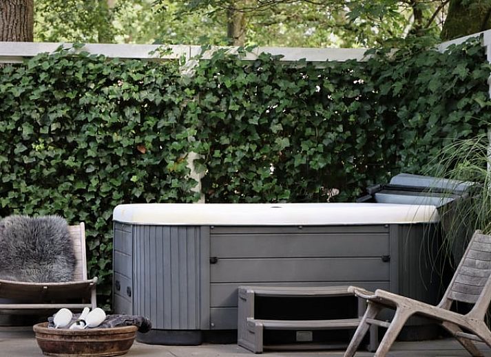 Cozy vacation home in Ugchelen, Veluwe, Gelderland with modern look and wooded area.