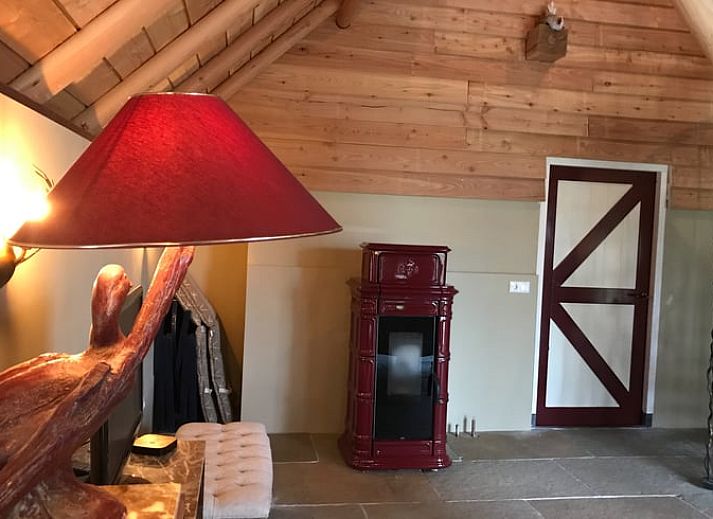 Moderne Kueche im Cottage in Oene, Veluwe, Gelderland, mit Holzbalken und stimmungsvoller Beleuchtung fuer ein gemuetliches kulinarisches Erlebnis.