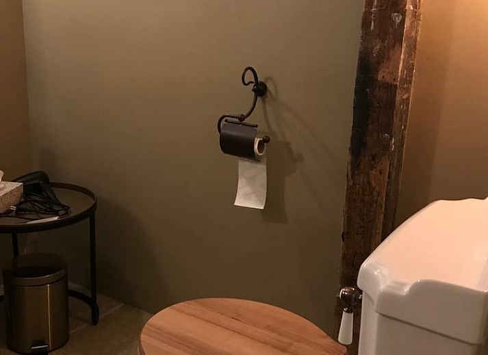 Moderne Kueche im Cottage in Oene, Veluwe, Gelderland, mit Holzbalken und stimmungsvoller Beleuchtung fuer ein gemuetliches kulinarisches Erlebnis.