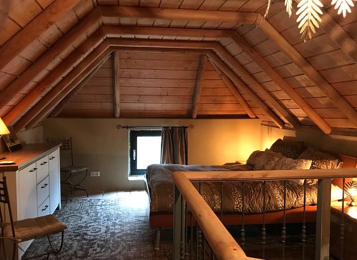 Wendeltreppe und rustikale Einrichtung im Ferienhaus Cottage in Oene, gelegen in Oene, Veluwe, Gelderland.